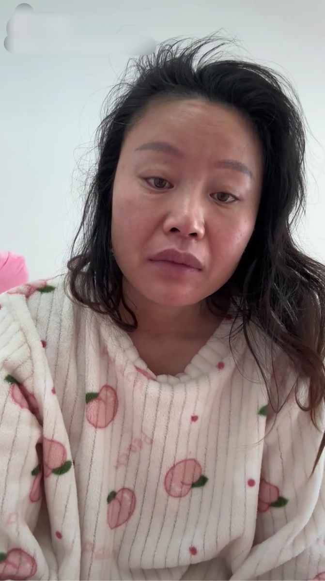 "草帽姐"确诊新冠,蓬头垢面模样大变,咳嗽发烧舌苔苍白