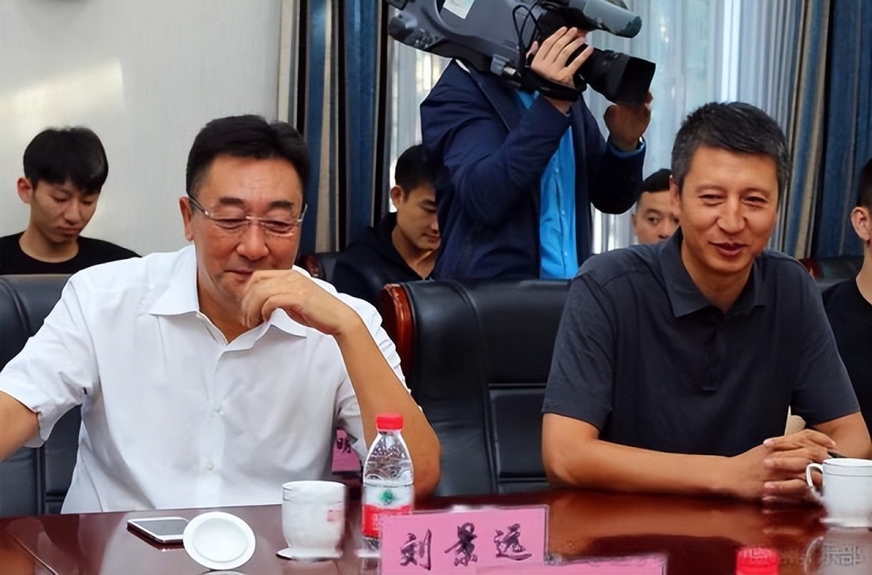 杨毅:季后赛淘汰首钢后杨鸣研究录像一宿 凌晨5点还在给我发微信_腾讯