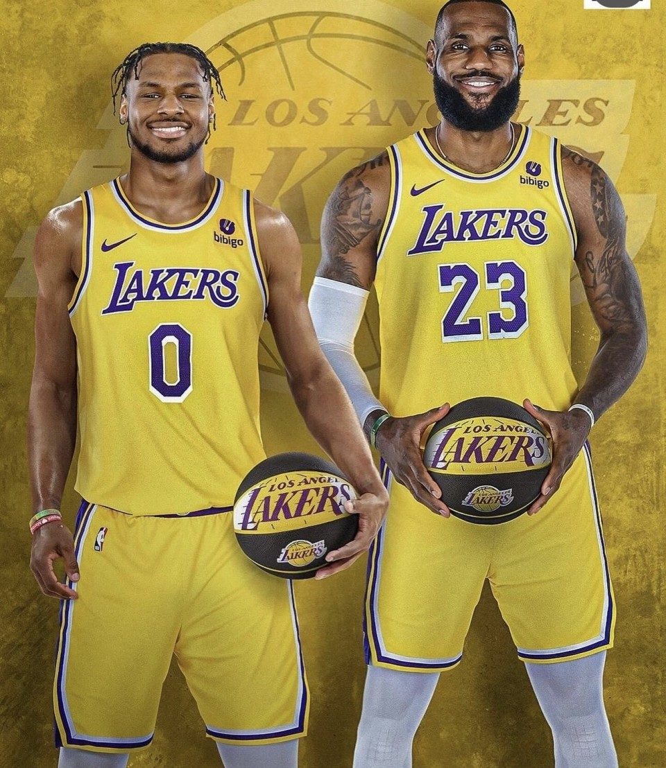 布朗尼-詹姆斯和勒布朗-詹姆斯成为nba历史上首对父子同队的组合.