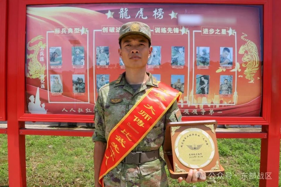 入伍18年来,先后被评为优秀士兵1次,优秀士官3次,"四有"优秀士兵1次