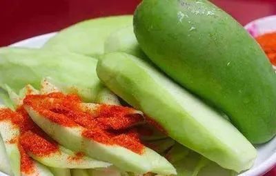 青芒果直接沾辣椒面,用尚未熟透的芒果切条切块随你,配上辣椒粉或椒盐