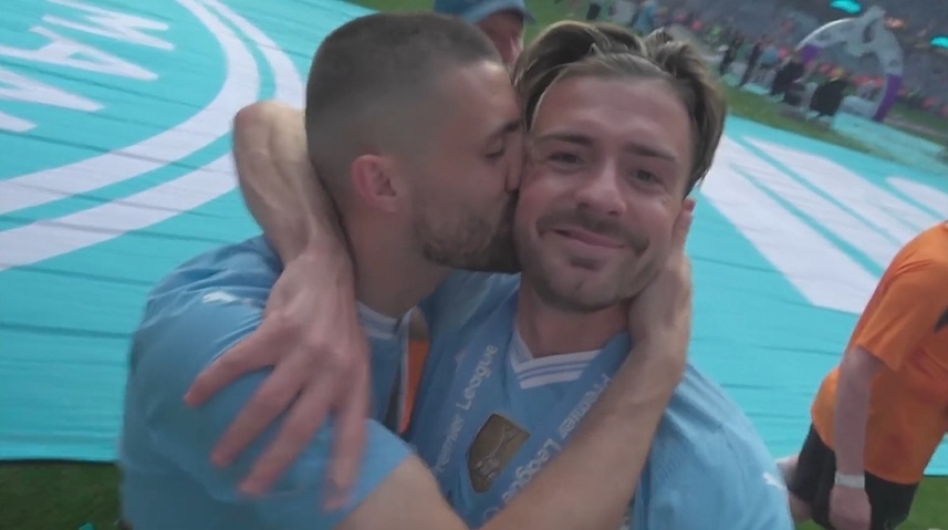 情侣头像来了科瓦西奇,格拉利什互献热吻