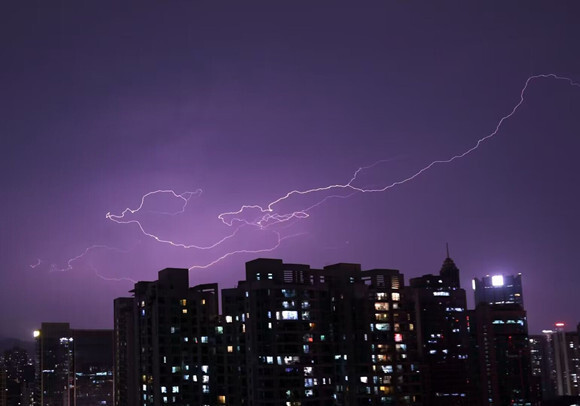 局部出现了大雨,韶关,河源,惠州北部和广州北部出现了阵雨或雷阵雨