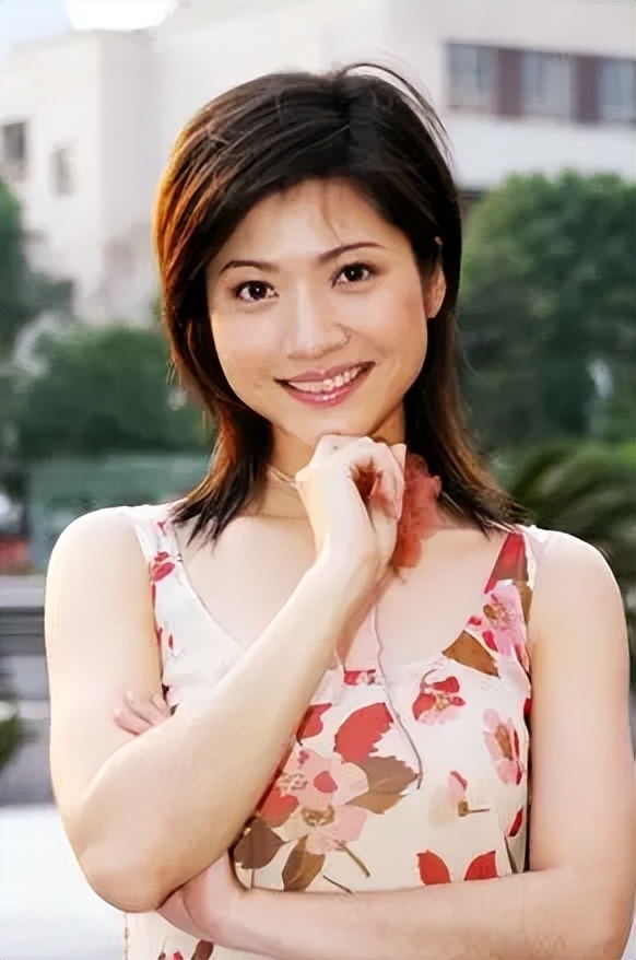 上海知名主持人吉雪萍近照曝光短发造型干练知性47岁保养得当