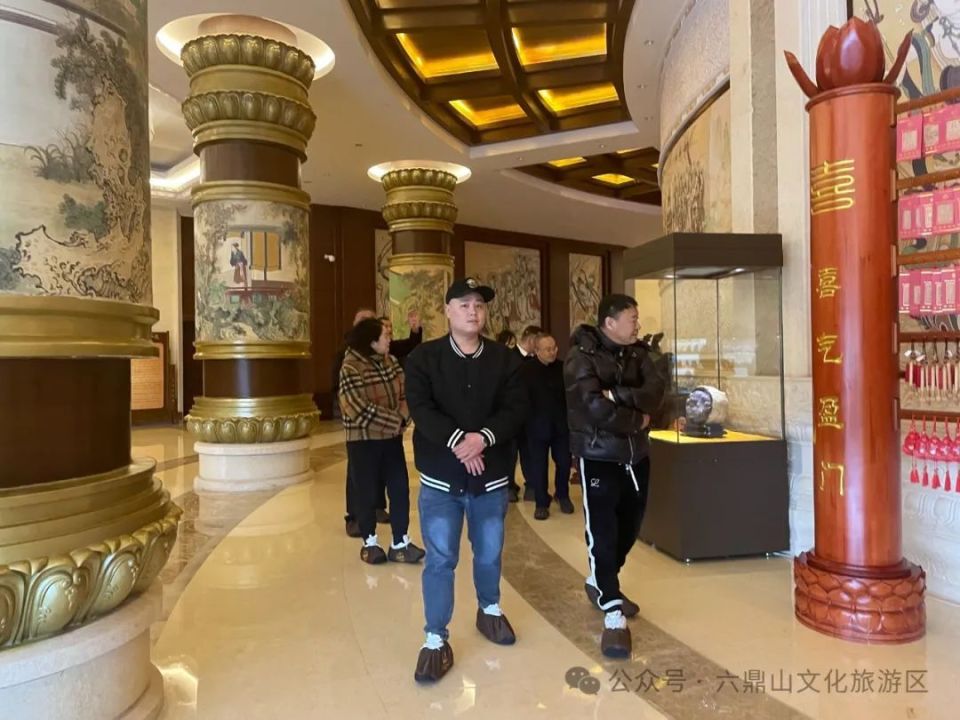 辽宁省红十字基金会副理事长张洪杰,著名艺人路遥一行6人赴六鼎山文化