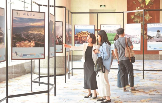 参会旅行社代表在贵荟馆展台了解贵州文创产品.