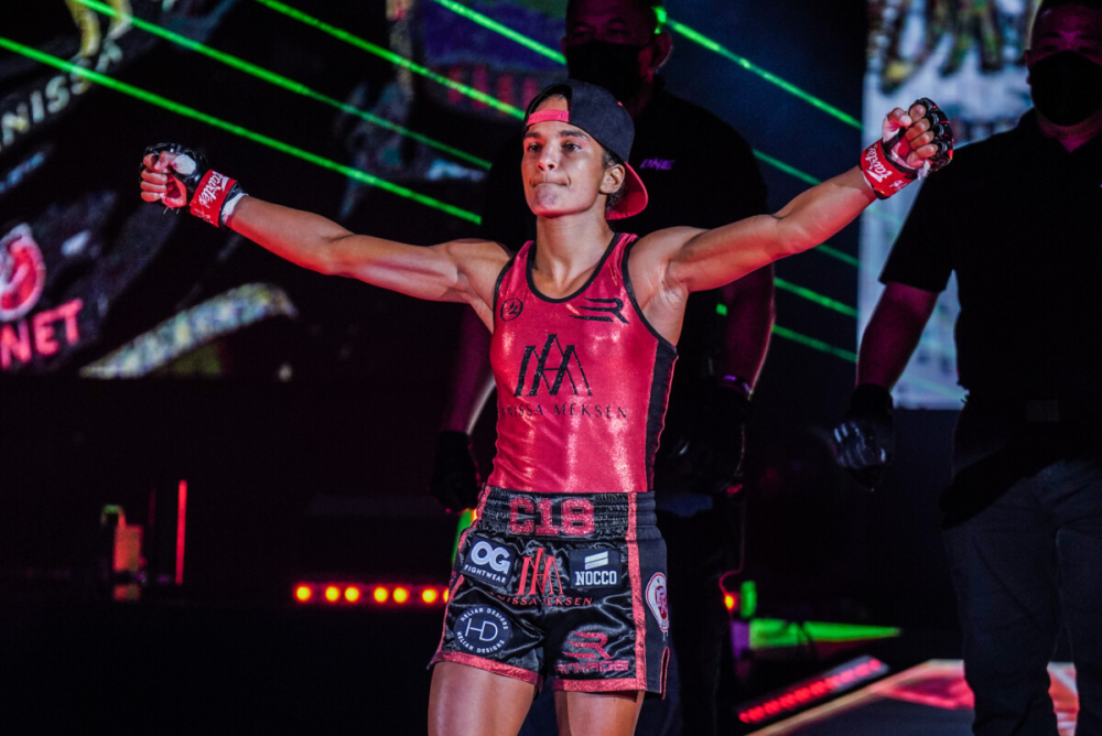 目标——草量级女子踢拳冠军!梅克森击败本坦的三大武器