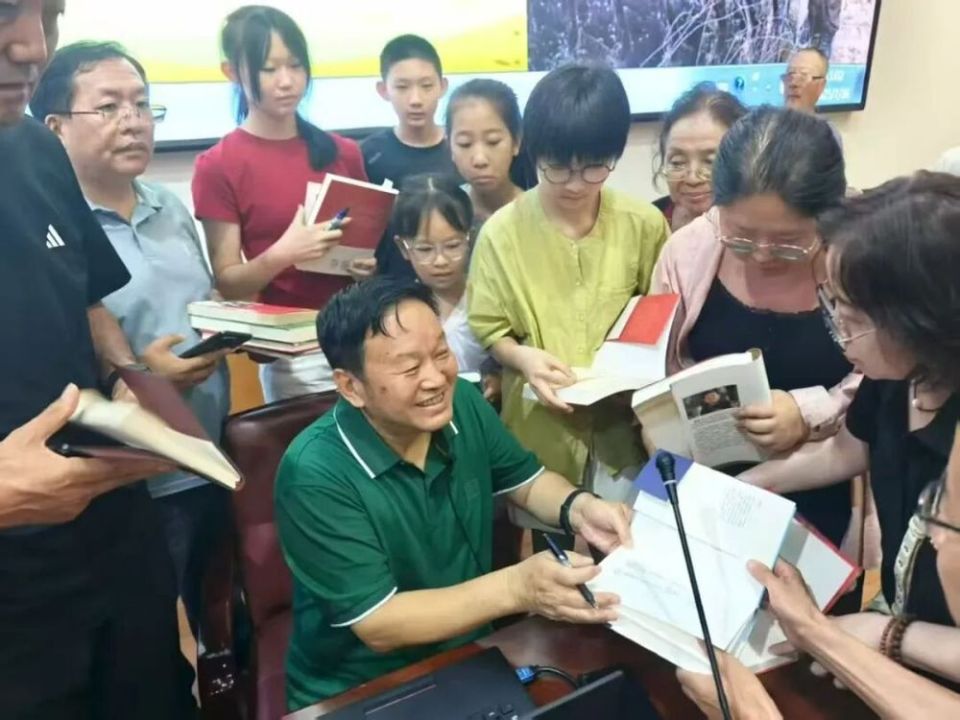 徐剑：以笔为剑，创作出《大国长剑》等多部报告文学作品，曾获评鲁迅文学奖_腾讯新闻