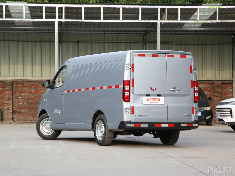 五菱扬光发布 搭载五菱红1号电池 续航300km 轴距超3米_腾讯新闻