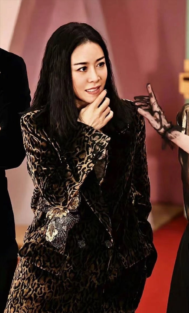 56岁那英久违舞台首秀,穿"水晶雨滴装"气场全开,出场已经赢了