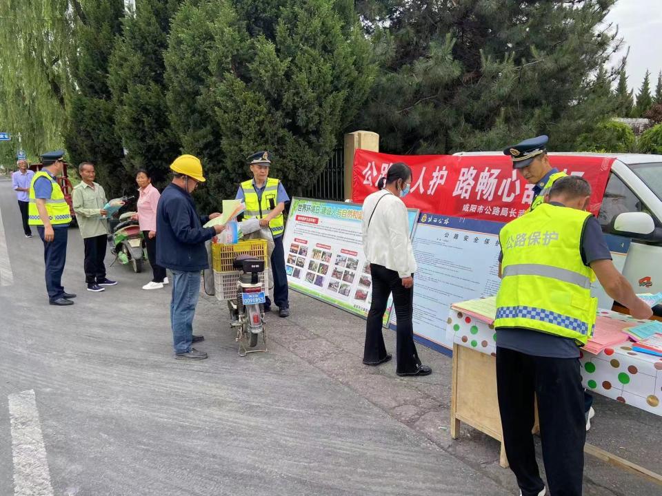 咸阳市公路局长武管理段开展路政宣传月活动
