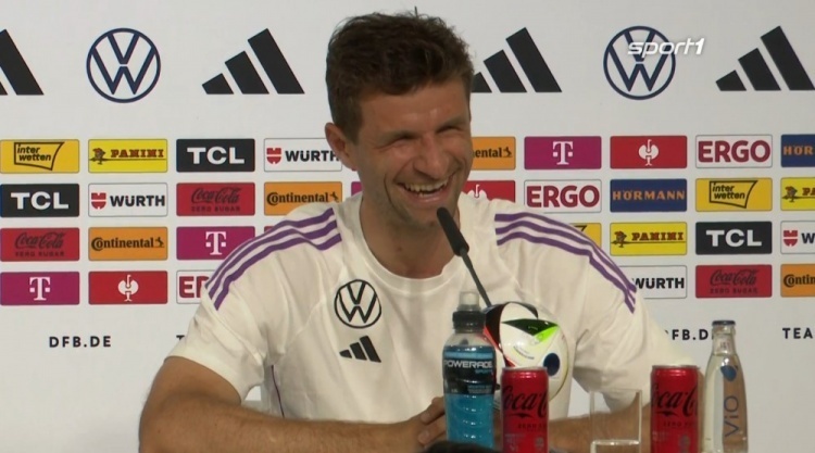 直播吧5月28日讯 德国国家队正在布兰肯海因训练营备战欧洲杯,穆勒