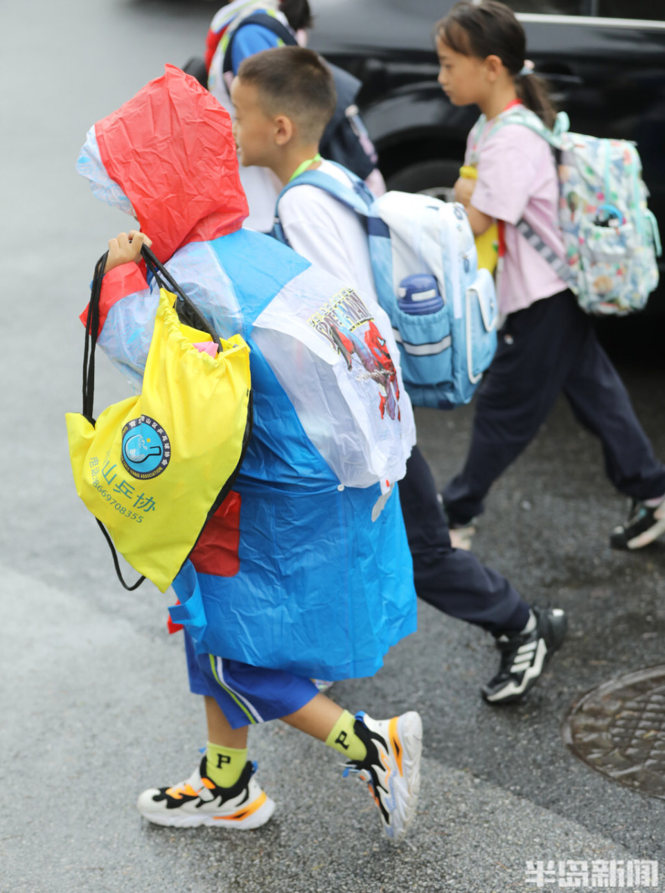 7时许,新学期第一天,青岛崂山区实验小学门前,许多家长来送孩子上学