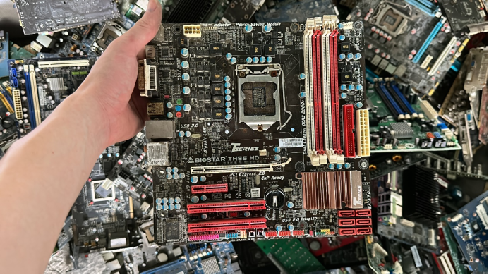 惠普z400工作站用的x58主板(4内存插槽阉割低配版)和高配的ms-7613