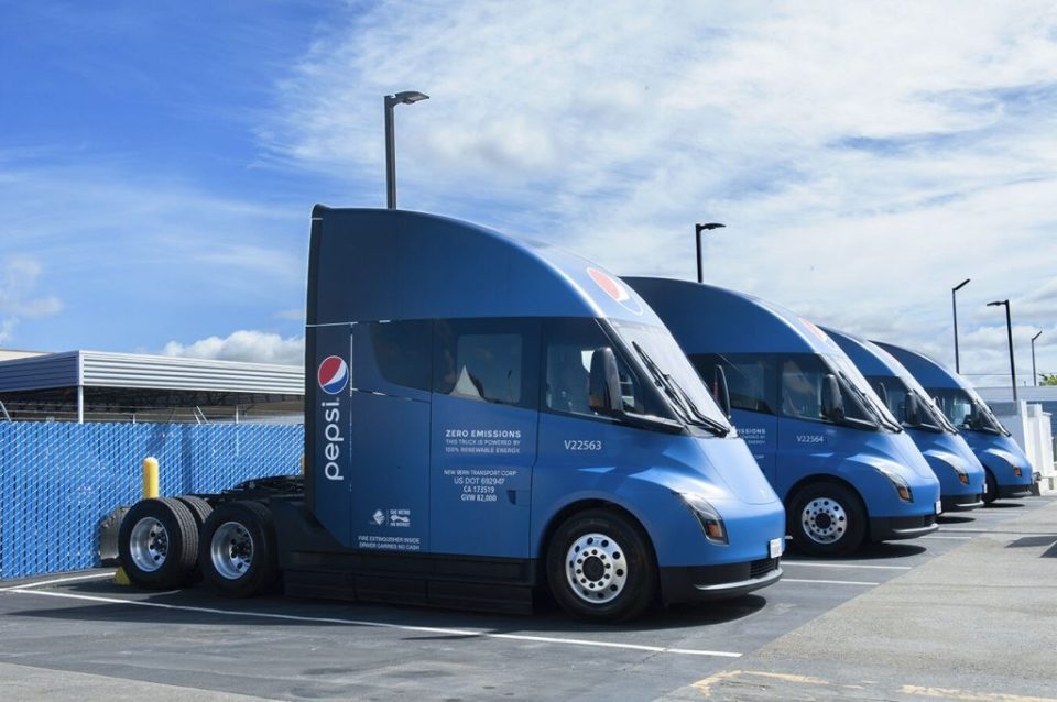 特斯拉将再向百事可乐交付50辆semi电动卡车,主要用于饮料运输