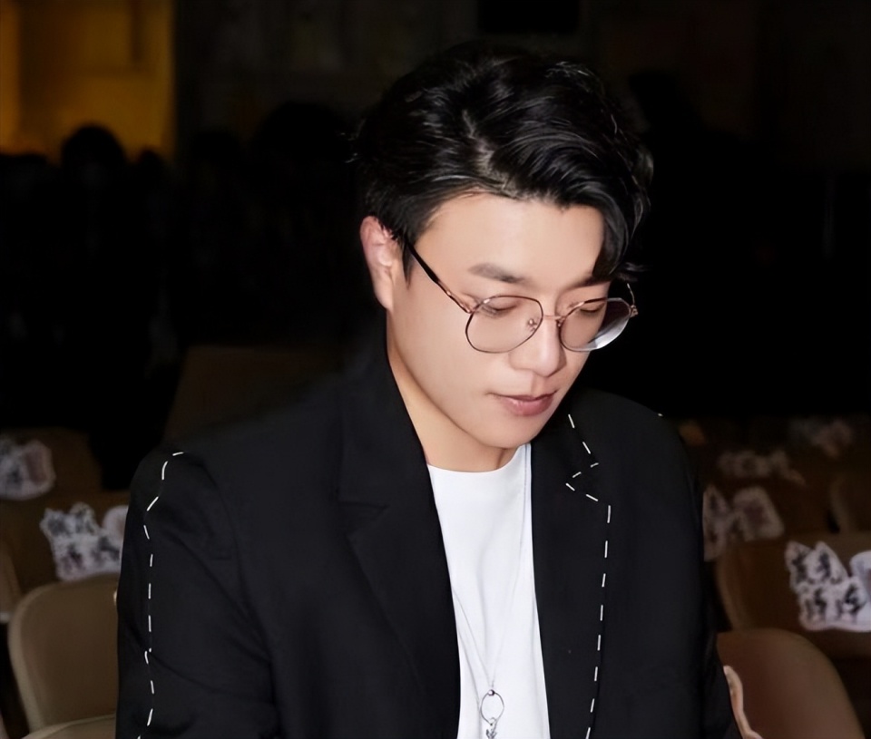 脱口秀演员杨波回应出轨,一边道歉一边痛斥出轨对象_腾讯新闻