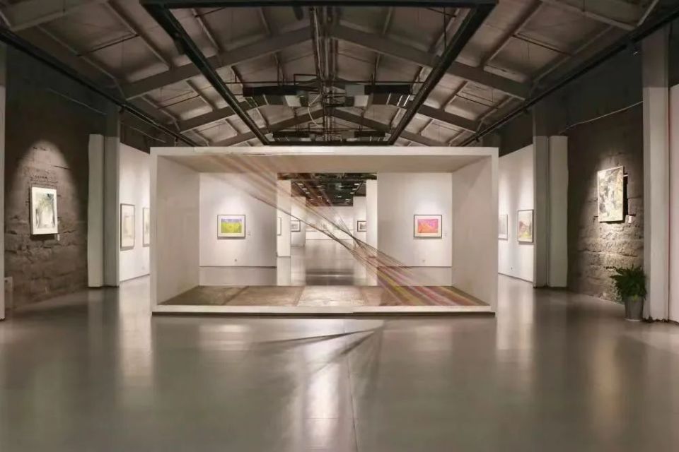 天然洞穴改建的美术馆内部.