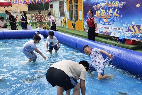 街道弘道社区新时代文明实践站开展"温情守护·点亮暑光"捕鱼达人活动