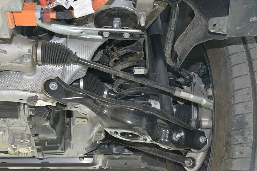 奔驰eqe suv拆车:看看这底盘才叫奔驰品质!