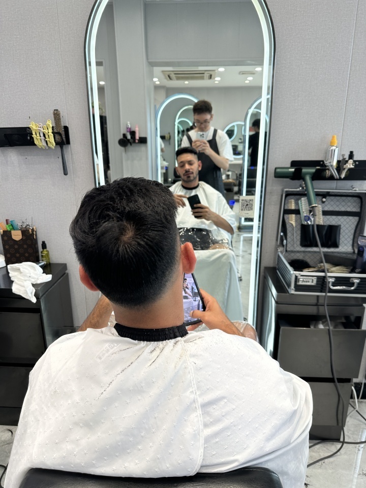 杭州体育场路上的理发店里来了外国客人,理发师:很帅很友好!_腾讯新闻