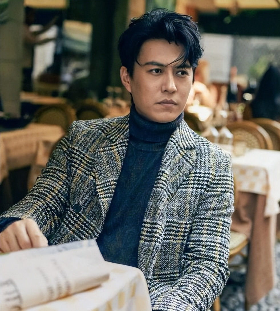 47岁靳东的发型告诉我们:中年男性有刘海更气质减龄不油腻_腾讯新闻