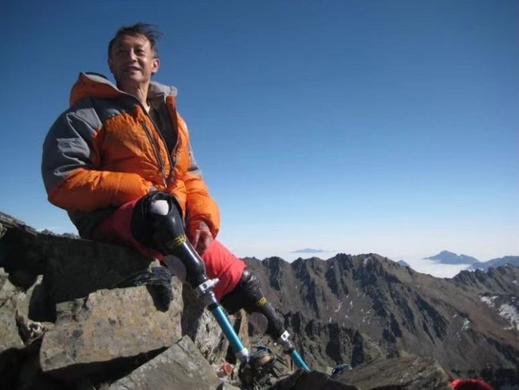 共和国同龄人｜夏伯渝：无腿勇士，用假肢登顶珠峰“中国第一人”_腾讯新闻