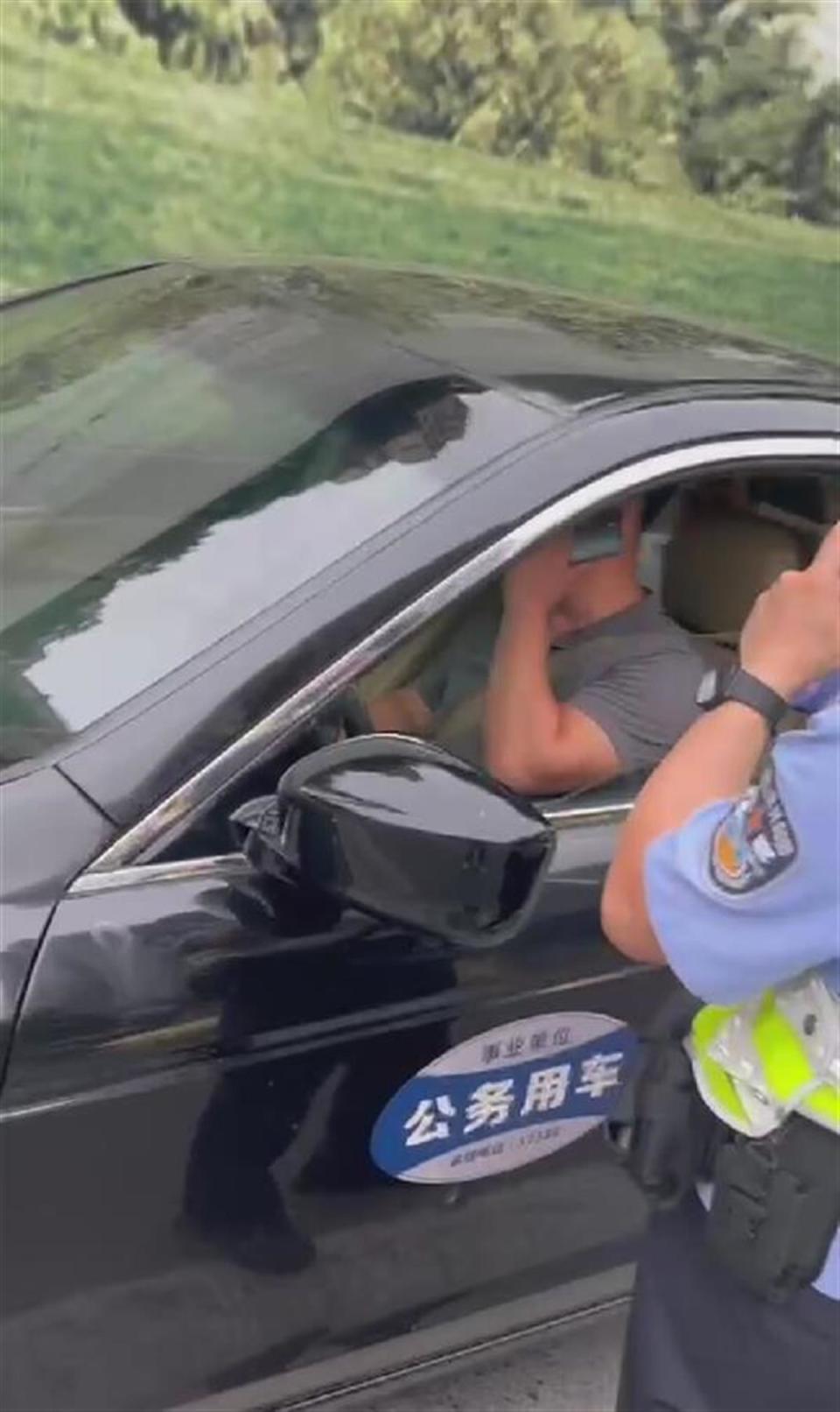 環(huán)球網(wǎng)：藏經(jīng)閣權(quán)威高手論壇重慶一公務(wù)車司機強行變道釀事故，不配合交警處理還爆粗口？雙方回應(yīng)