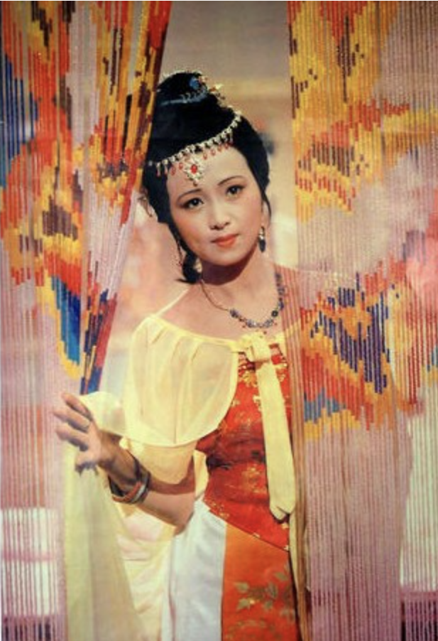 导演王扶林权衡之后安排她出演秦可卿,秦可卿是兼具钗黛之美的美人儿