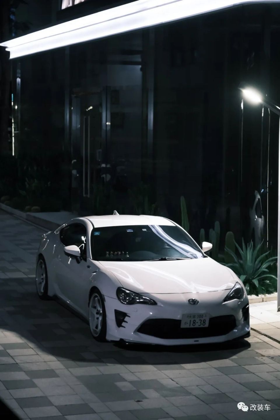 竞技走街风的丰田86白色车身白色轮毂的状态很有jdm范