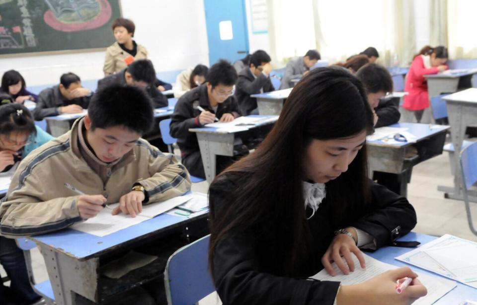 即便大学毕业我们考公务员,那竞争多激烈啊,太不容易上岸了,所以没有