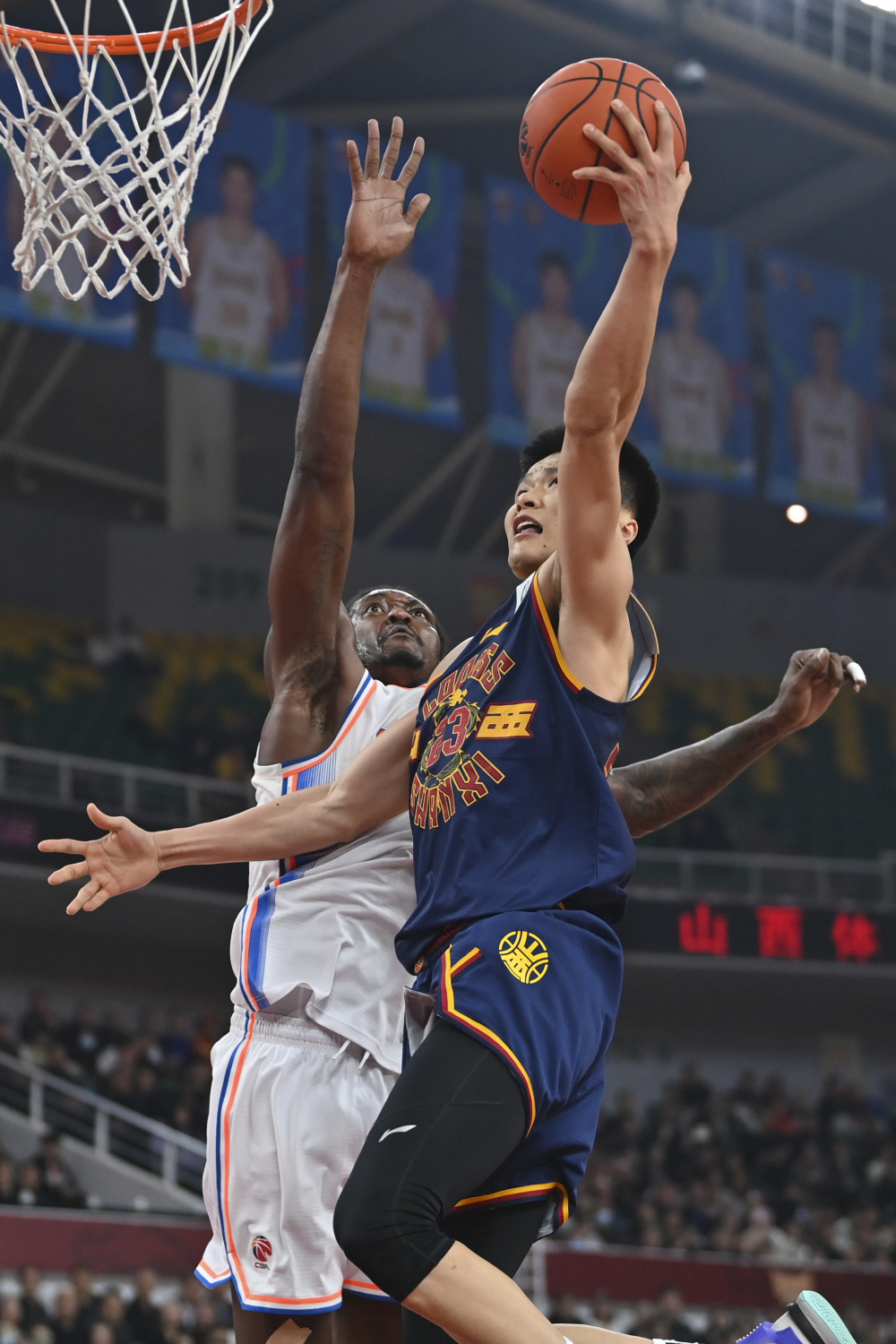 新华社记者 杨晨光 摄3月25日,山西汾酒队球员博特赖特(前左)在比赛中