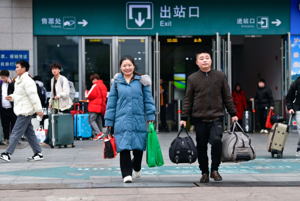 新华全媒 丨千里浙黔一日还——务工夫妇的春运返乡路_腾讯新闻