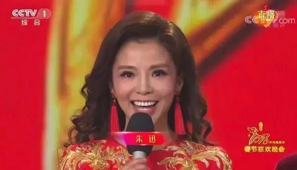 央视一姐朱迅：2次患癌，7次上春晚，挚爱男人离世，抱憾终生_腾讯新闻