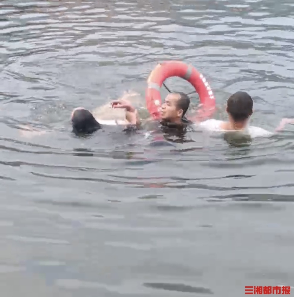 26℃｜又现“湖南英雄”：浙江女子落水，湖南农民工师徒跳江救人 腾讯新闻