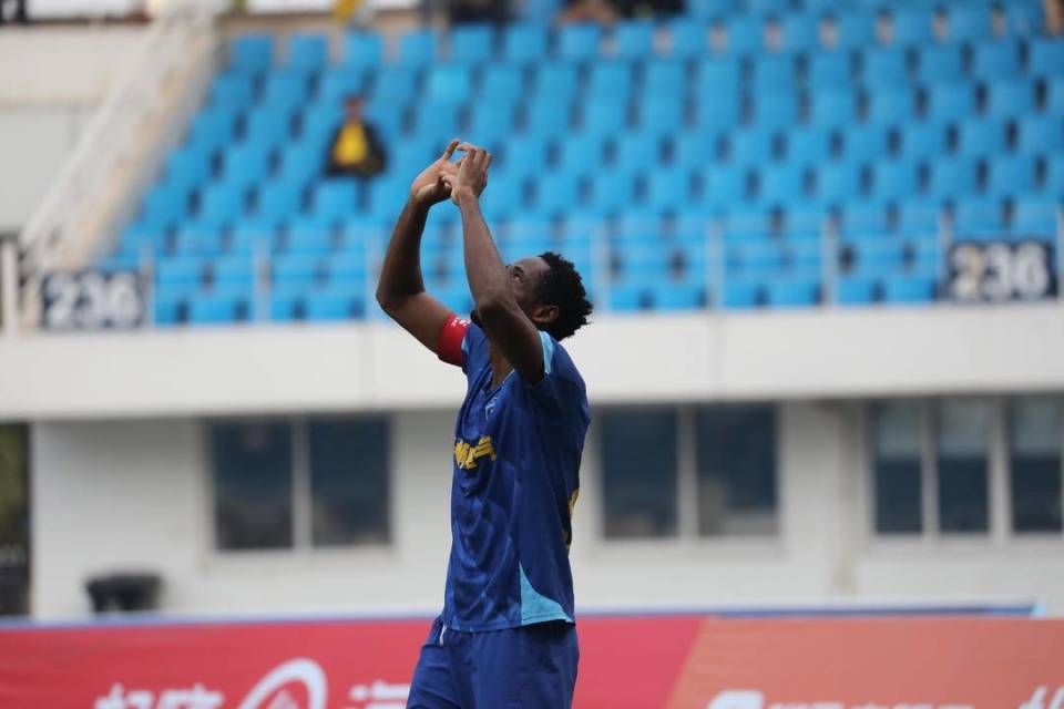 梅西哭了,双手指天,长跪不起……第42分钟,吴兴涵边路传中,梅西·保利