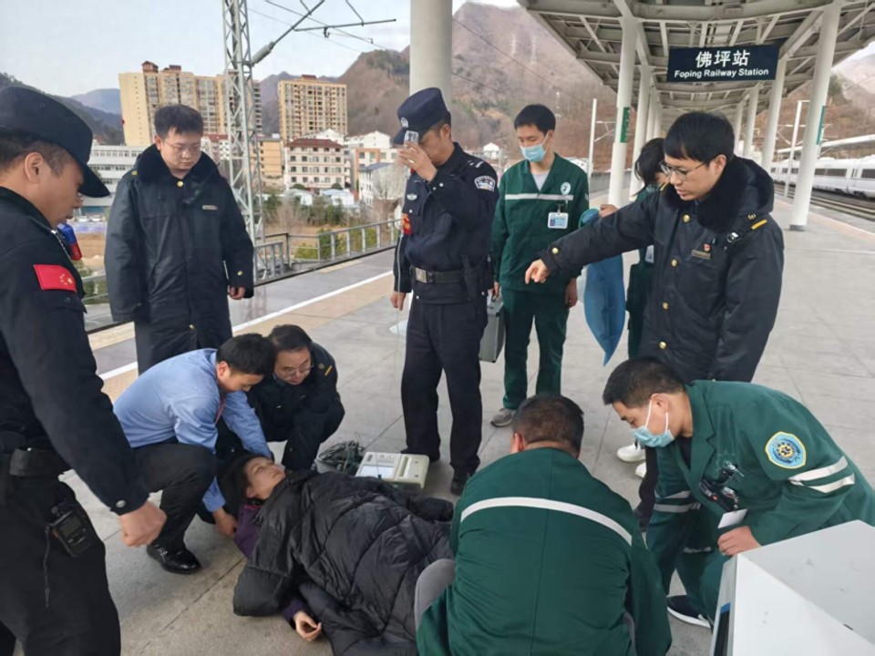 安康：列车餐服人员突发疾病 高铁紧急临停 站车警医联动生死营救_腾讯新闻