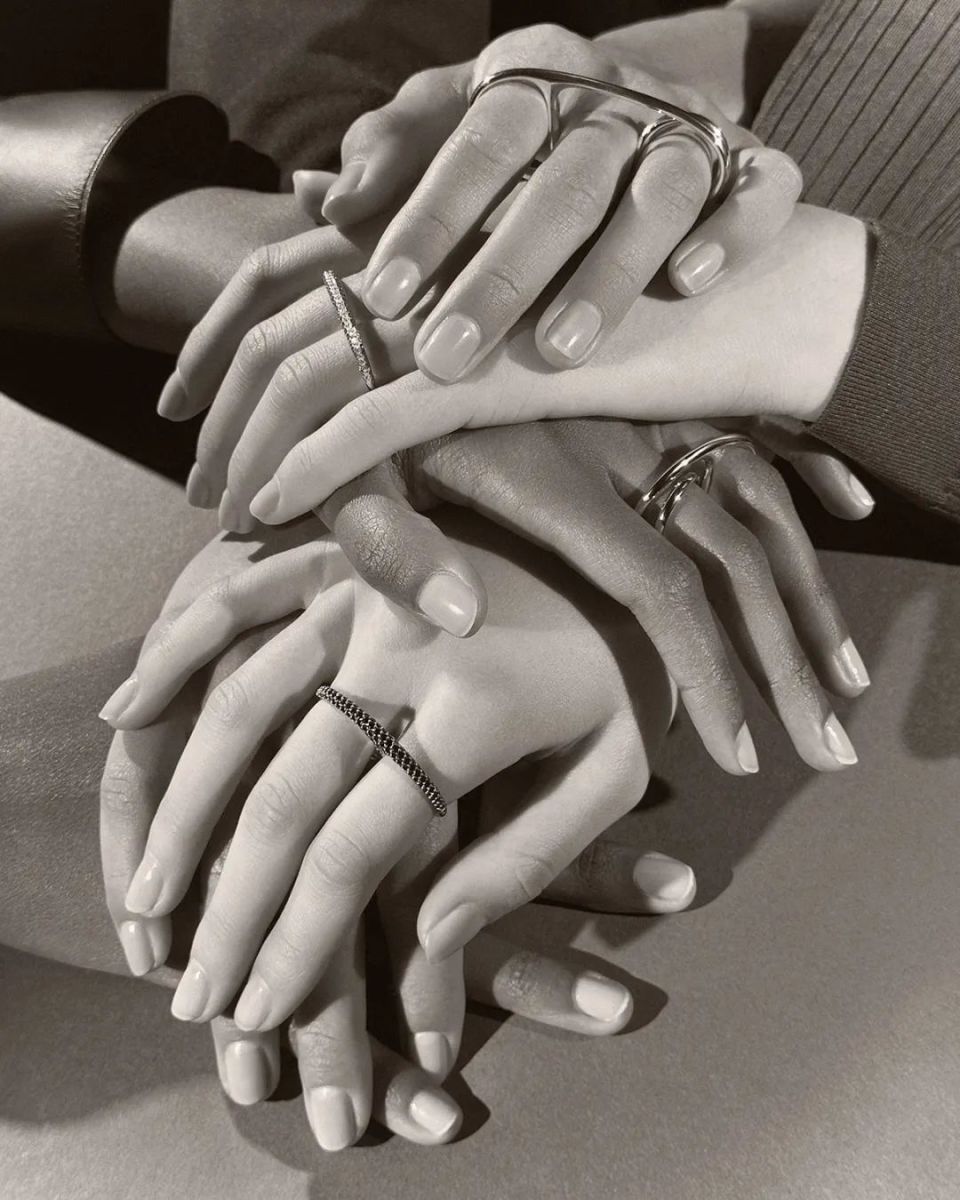 无论是纤细还是粗重,链环均圆润,加长或交织在一起.