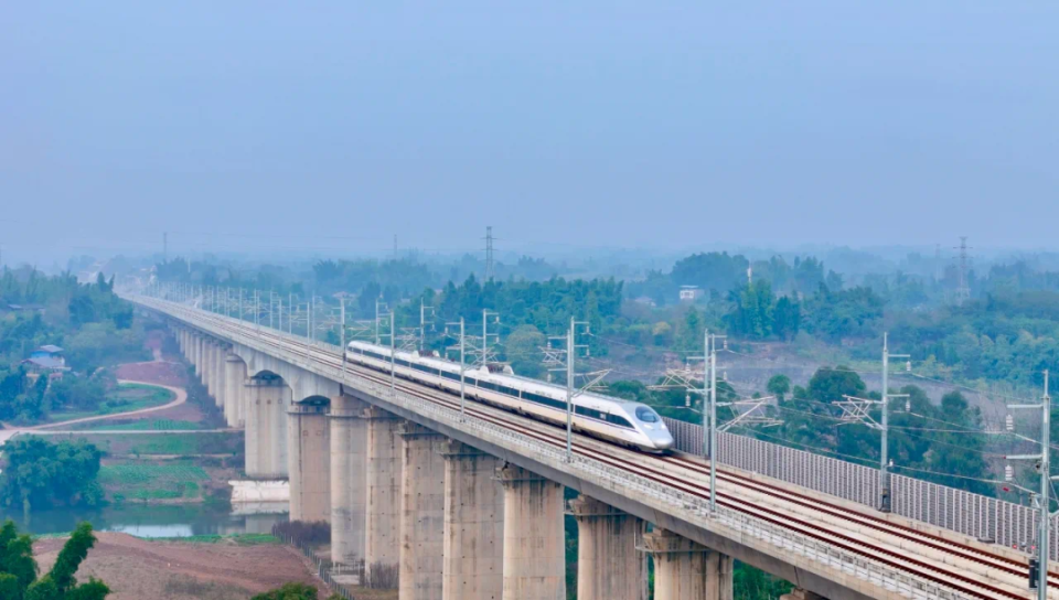 这个站今起投运!内江人,成自宜高铁来了