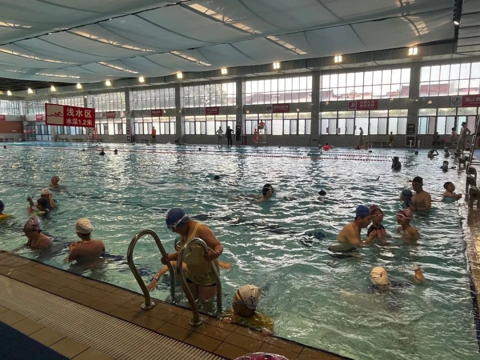 高温天点燃"夏日经济" 游泳馆迎来客流小高峰