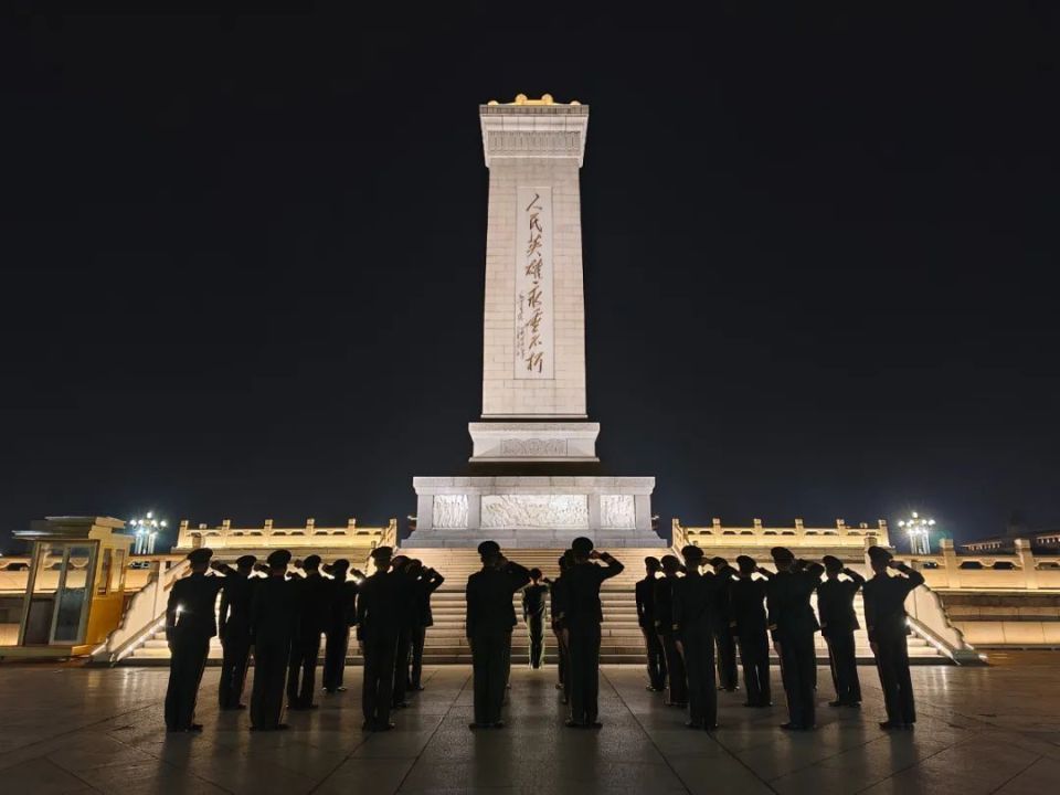 官兵们面向人民英雄纪念碑庄严宣誓,重温军人誓词,以铿锵誓言表达对