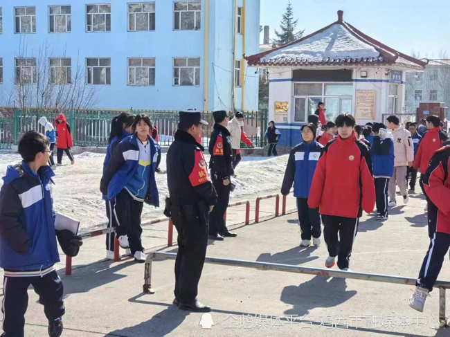 虎林市迎春学校设立护学岗筑牢安全墙