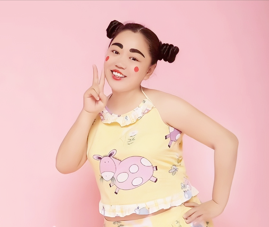 36岁的小黄飞:哈尔滨斯卡拉绽放的奇葩,专业扮丑20年,住豪宅开豪车