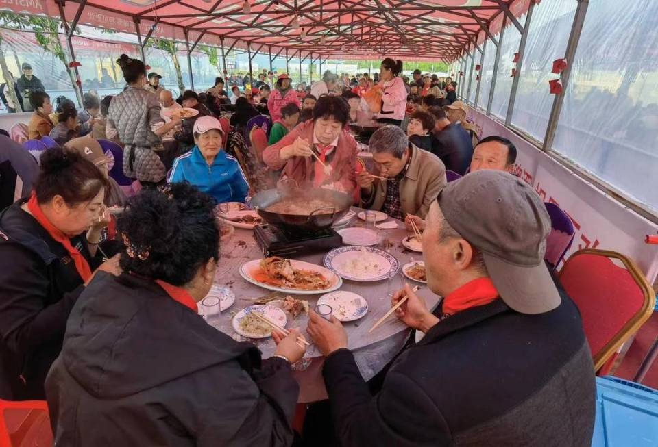 鸡西:兴凯湖畔千人鱼宴搅热夏日旅游