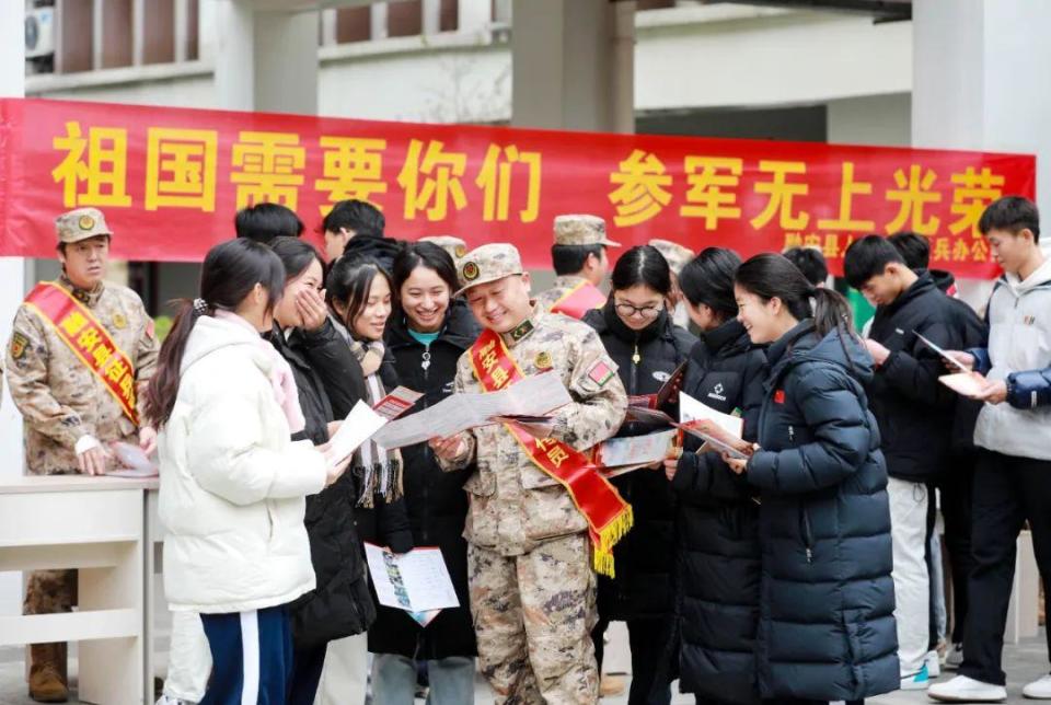 征兵宣传进校园 点燃学子报国梦_腾讯新闻