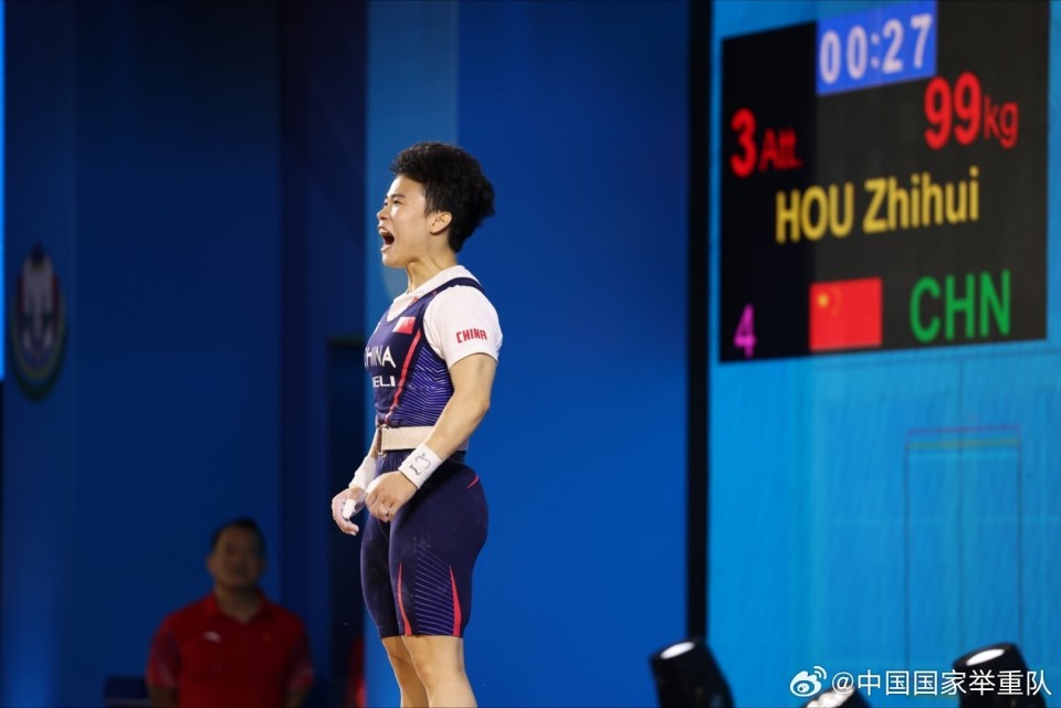 侯志慧世界杯破女子49公斤级抓举世界纪录挺举和总成绩摘银