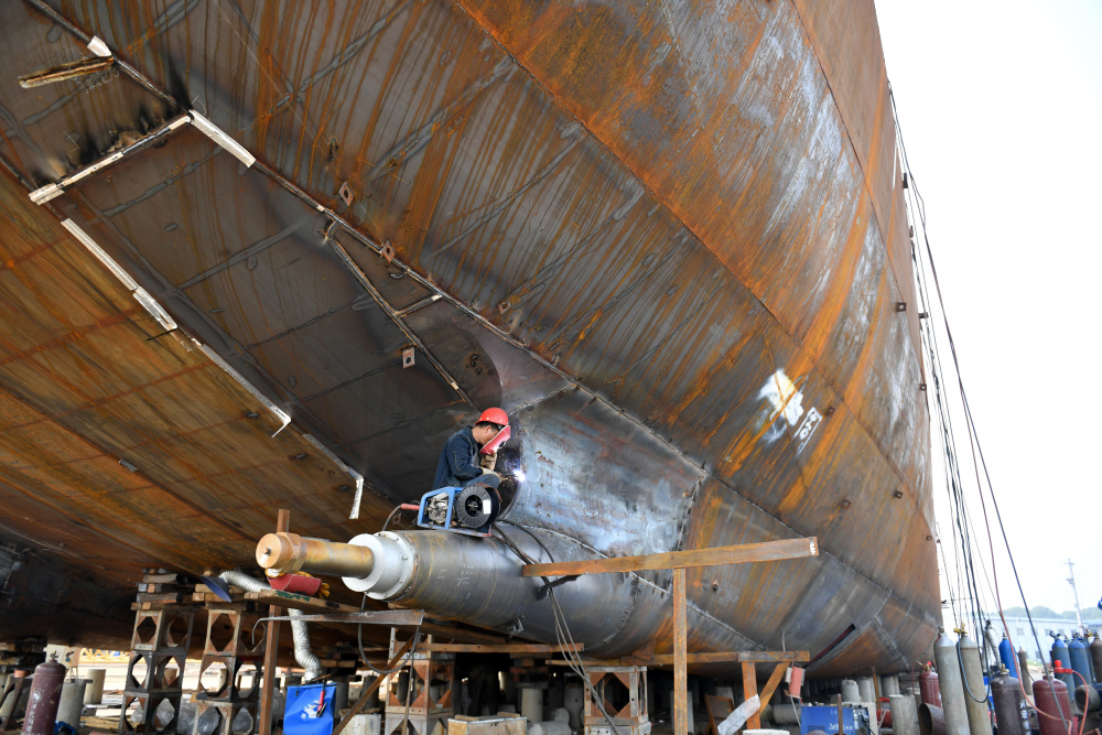洞庭湖畔船厂赶订单