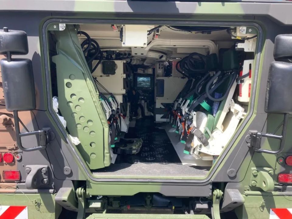 并且腿长的人还得相互插个脚看来bmp-1这种背对背坐法,也有利用空间