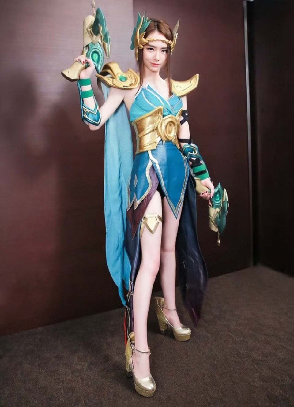 张予曦cos新造型绝美,粉发异瞳超好看,下次可以cos虞姬,超适合