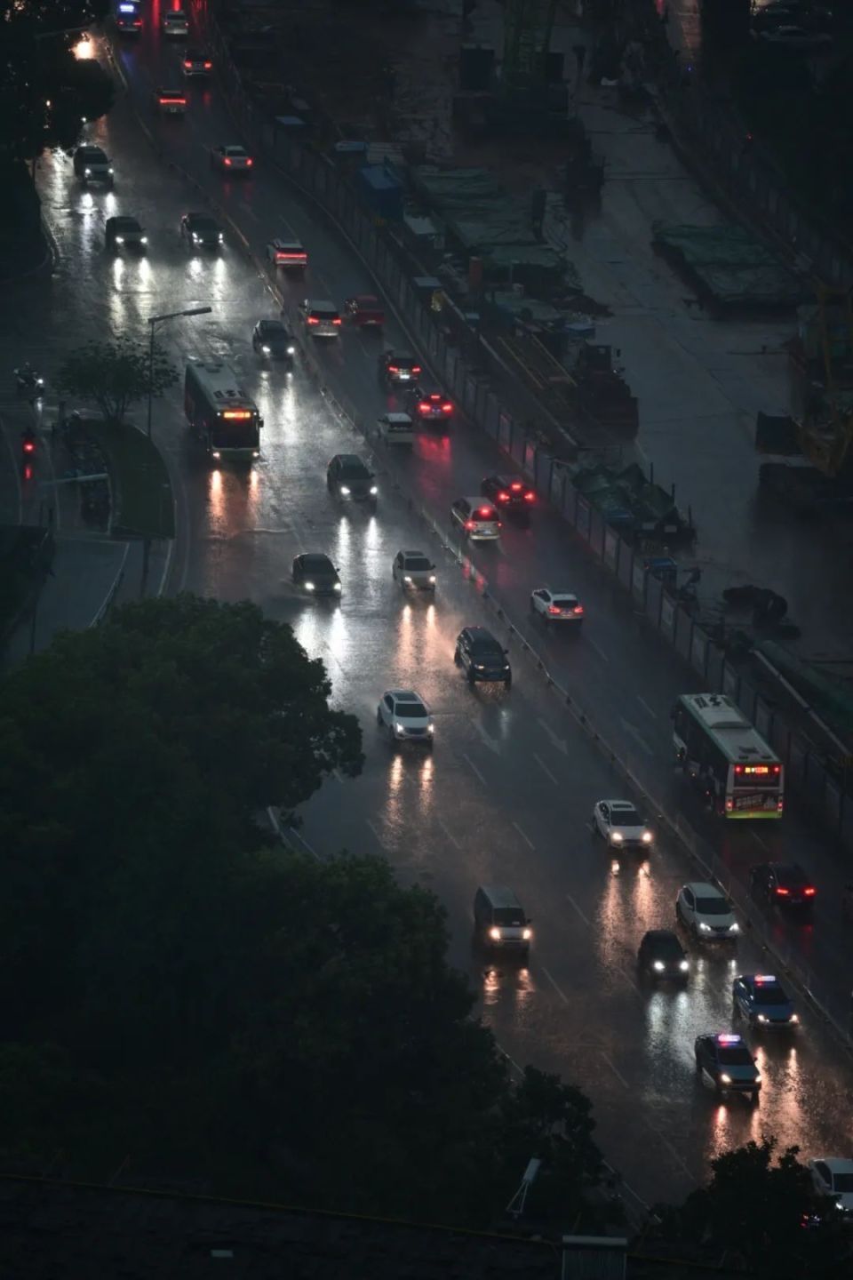 昨晚入睡时狂风暴雨,今早上班时艳阳高照_腾讯新闻