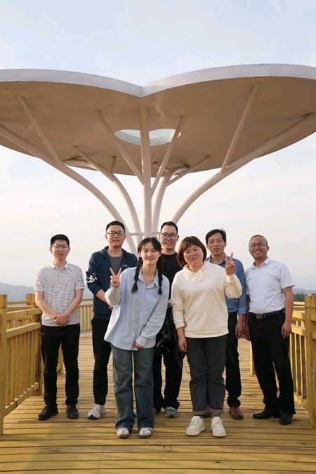 00后大学生搭档驻村书记趣味探村